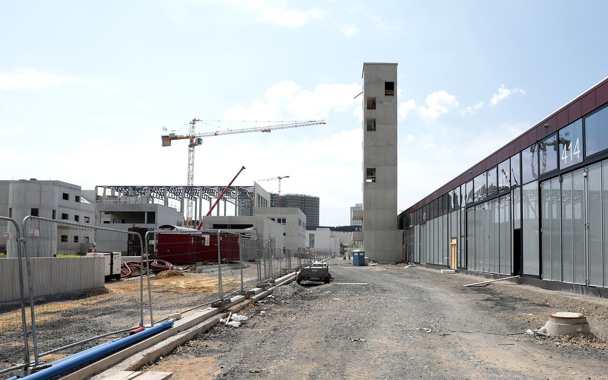 La caserne des sapeurs-pompiers, l'administration et le centre d'appel d'urgence sont construits dans la zone avant, tandis que le centre de formation se trouve dans la zone arrière (à gauche sur la photo). La tour de tuyau a une hauteur de 30 mètres.
