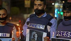 Jornalistas participam em vigília à luz de velas para condenar o homicídio da jornalista veterana da Al-Jazeera Shireen Abu Akleh em Rafah, no sul da Faixa de Gaza.