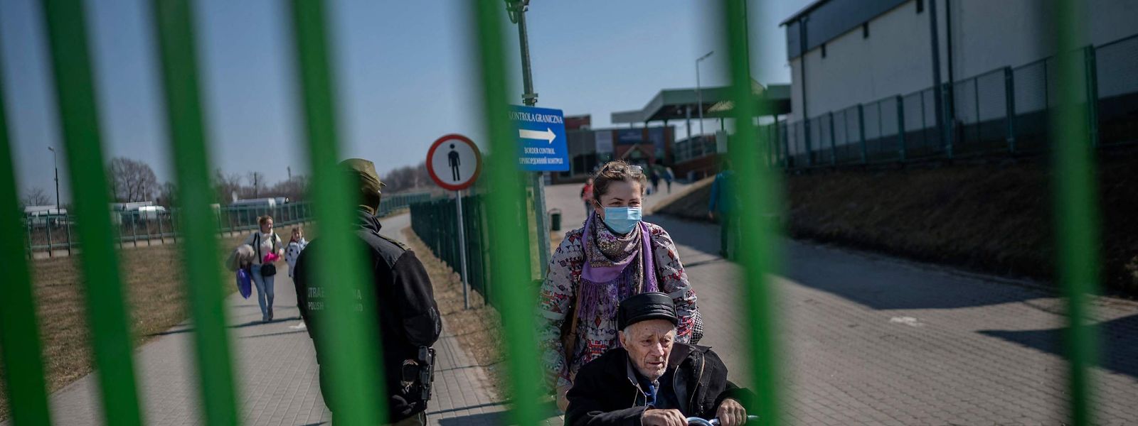 A maioria dos refugiados ucranianos, como os destas imagem, tem fugido da guerra através da fronteira com a Polónia.