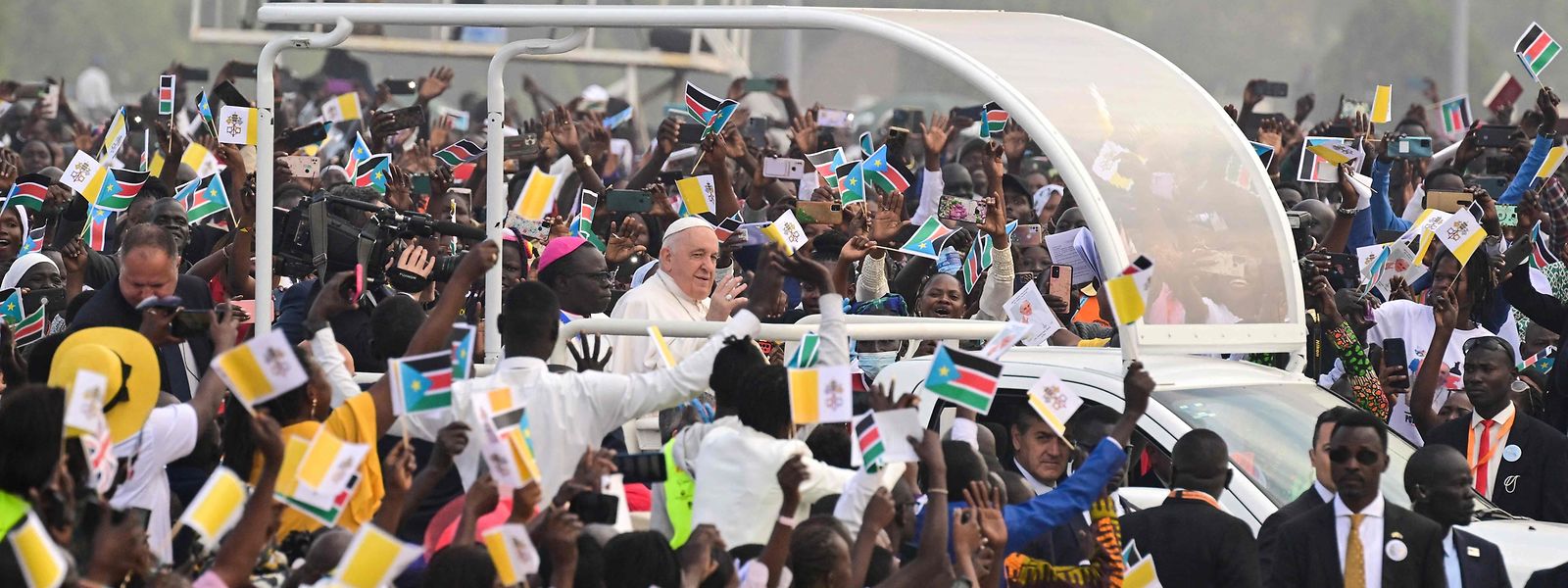 Papst Franziskus winkt, als er mit dem Papamobil zur heiligen Messe am John Garang Mausoleum in Juba ankommt
