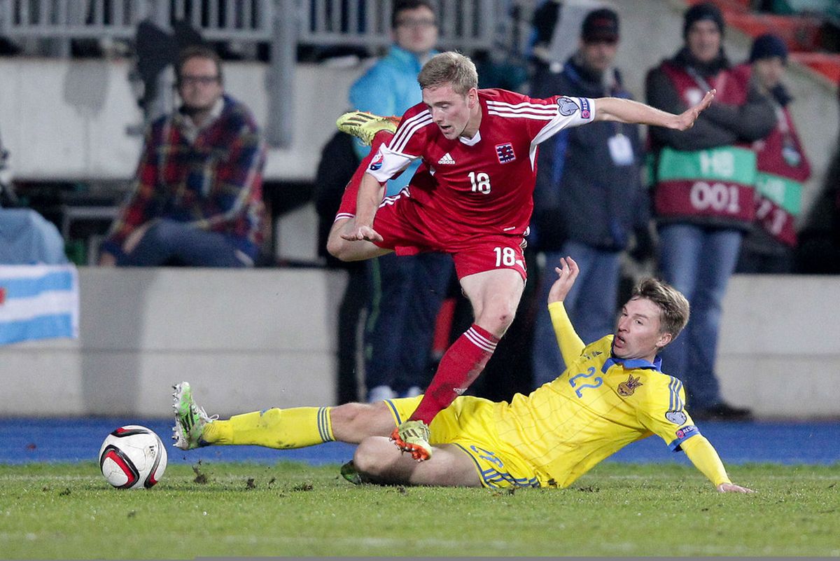 Laurent Jans évite le tacle glissé de Serhiy Sydorchuk