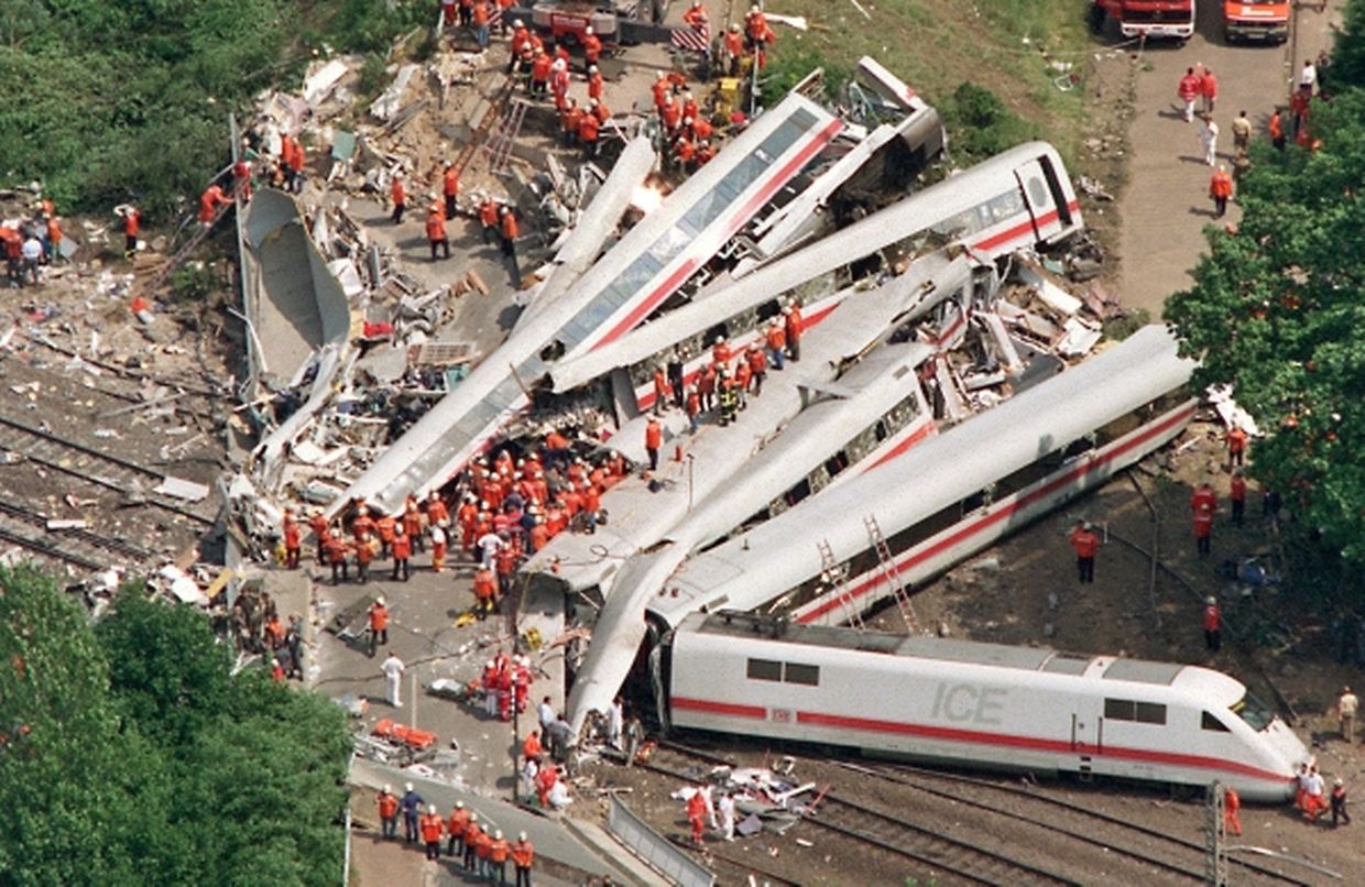In Eschede war am 3. Juni 1998 der ICE "Wilhelm Conrad Röntgen" wegen eines gebrochenen Radreifens aus den Gleisen gesprungen und an einer Brücke zerschellt. 101 Menschen kamen bei der Katastrophe ums Leben.