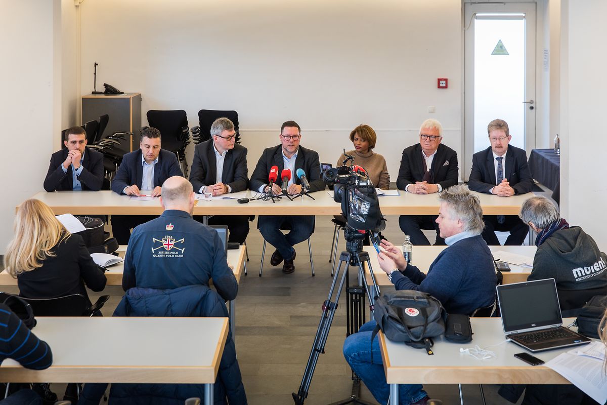Ingesamt sieben Bürgermeister teilten der Presse ihr Anliegen mit: Christian Miny (Colmar-Berg), Jérôme Laurent (Mertert), Henri Haine (Rümelingen), Tom Jungen (Roeser), Natalie Silva (Fels), Carlo Schmit (Kopstal) und Romain Schroeder (Winseler) (v.l.n.r.)