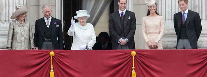 Queen Elizabeth II. (3.v.l.) sitzt seit 63 Jahren auf dem Thron.