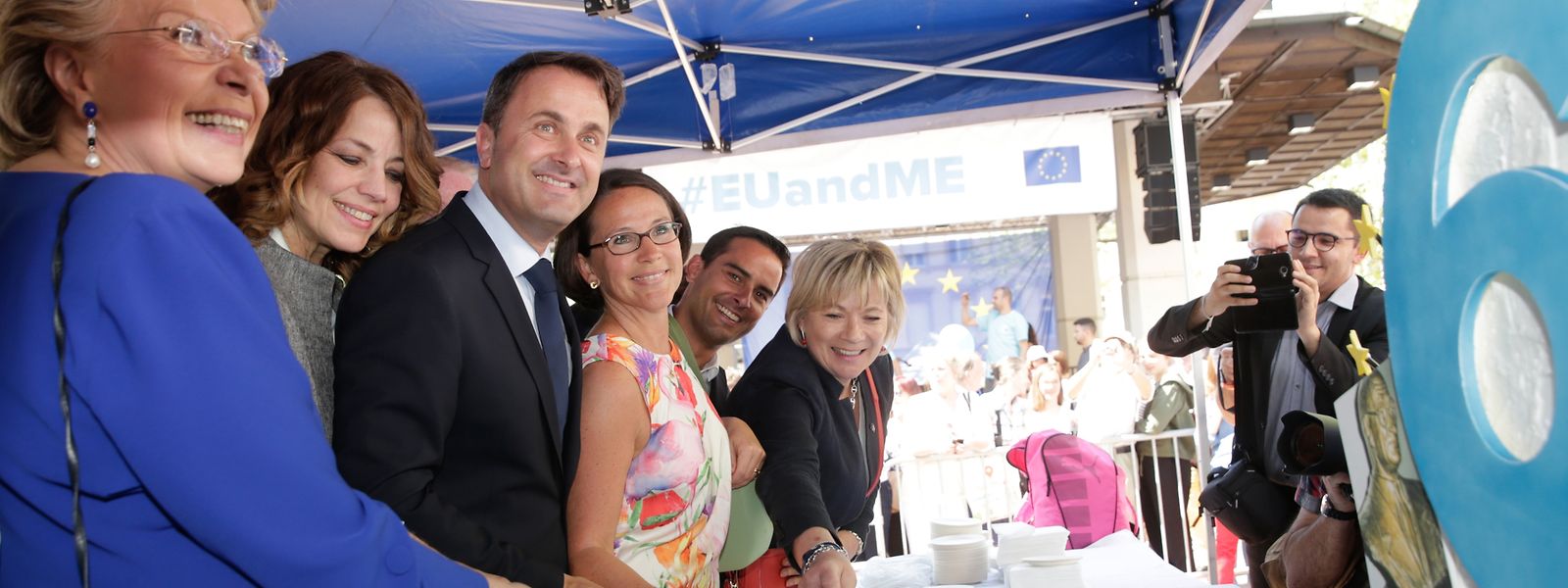 Xavier Bettel et Vivianne Reding ce mercredi à la fête de l'Europe sur la place d'Armes à Luxembourg-Ville. 