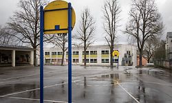 Lehrer, Eltern und Schüler blicken der Schulöffnung mit gemischten Gefühlen entgegen.