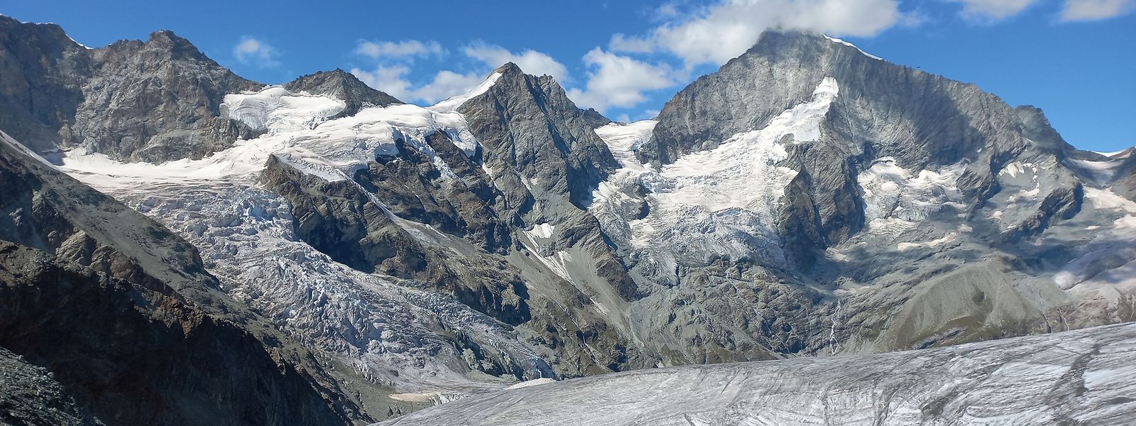 Wenig Schnee, viel Hitze und Staub aus der Sahara: Für die Gletscher in der Schweiz war das Jahr 2022 nach Angaben von Experten eine Katastrophe. 