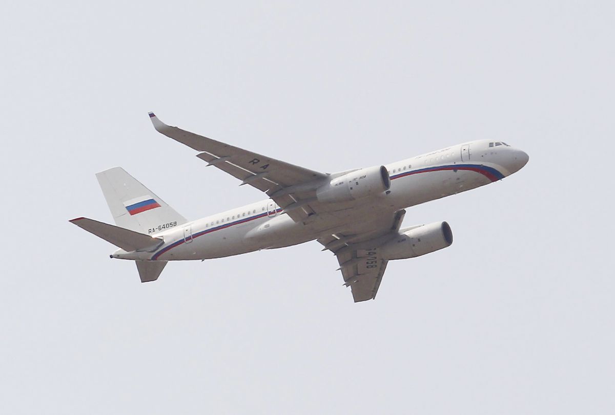 Blick auf ein russisches Flugzeug bei einem Gefangenenaustausch am Flughafen von Kiew. Russland und die Ukraine haben mit einem großen Austausch von Gefangenen begonnen.