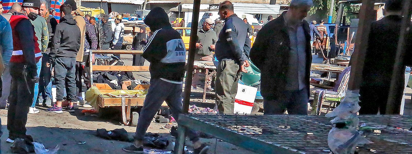 Videos von den Augenblicken nach den Explosionen zeigten mehrere Tote und Verletzte auf einem Marktplatz liegend.