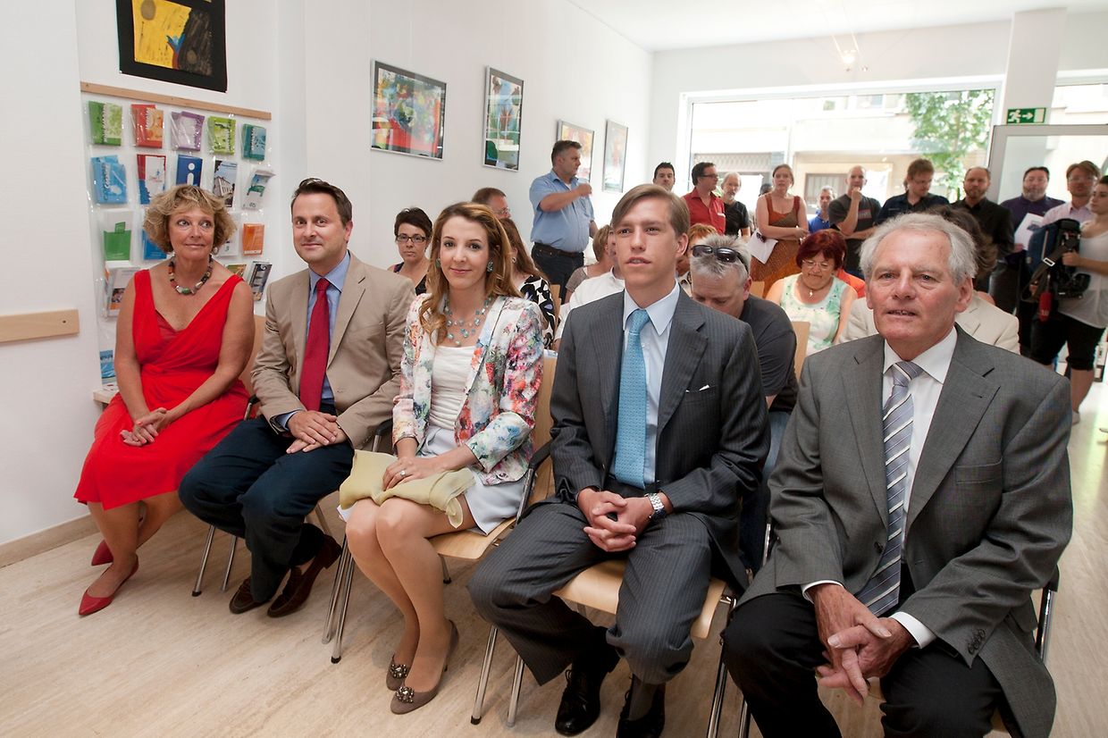 2013: Prinzessin Tessy neben Premier Xavier Bettel (2.v.l.) bei der Einweihung eines neuen Streetwork-Lokals der Caritas im Juli.