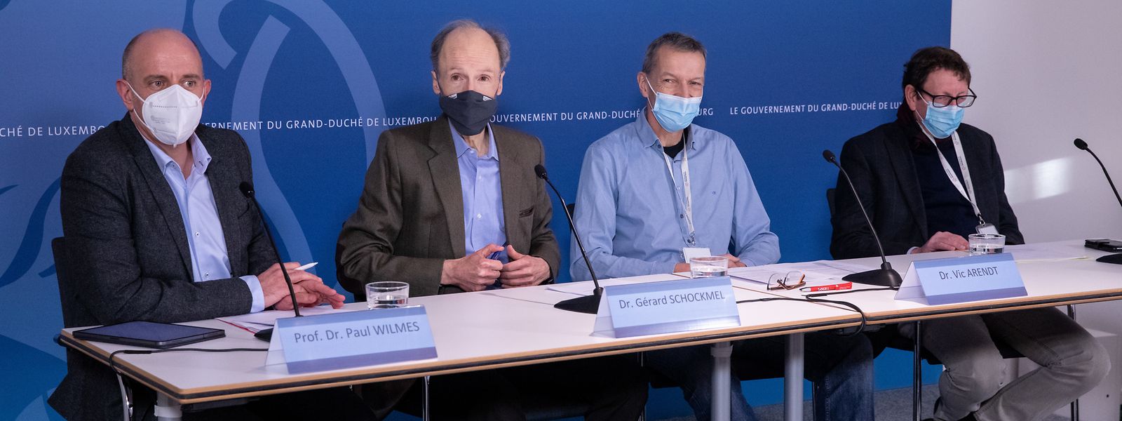 Vier der fünf Mitglieder der Expertengruppe haben am Freitag ihr Gutachten zur Impfpflicht vorgestellt (vl.n.r.): Paul Wilmes, Wissenschaftler der Covid-19-Taskforce, Gérard Schockmel (Infektiologe), Vic Arendt (Spezialist für Infektionskrankheiten) und der Virologe Claude Muller.