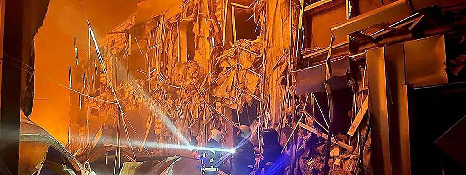 Bombeiros apagam  fogo depois de um míssil russo ter atingido o centro comercial em Odessa. 