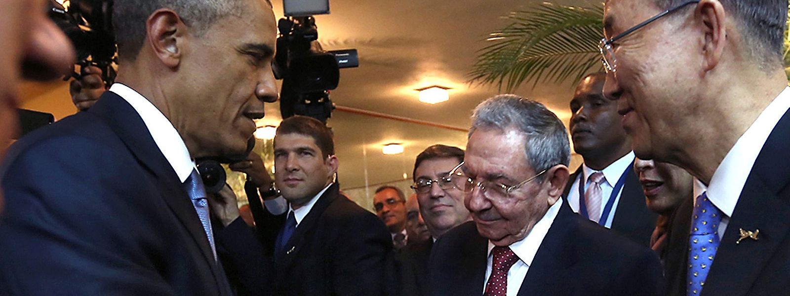 Auf diesen Augenblick wurde mit Spannung gewartet: US-Präsident Obama mit dem kubanischen Staatschef Raúl Castro. 