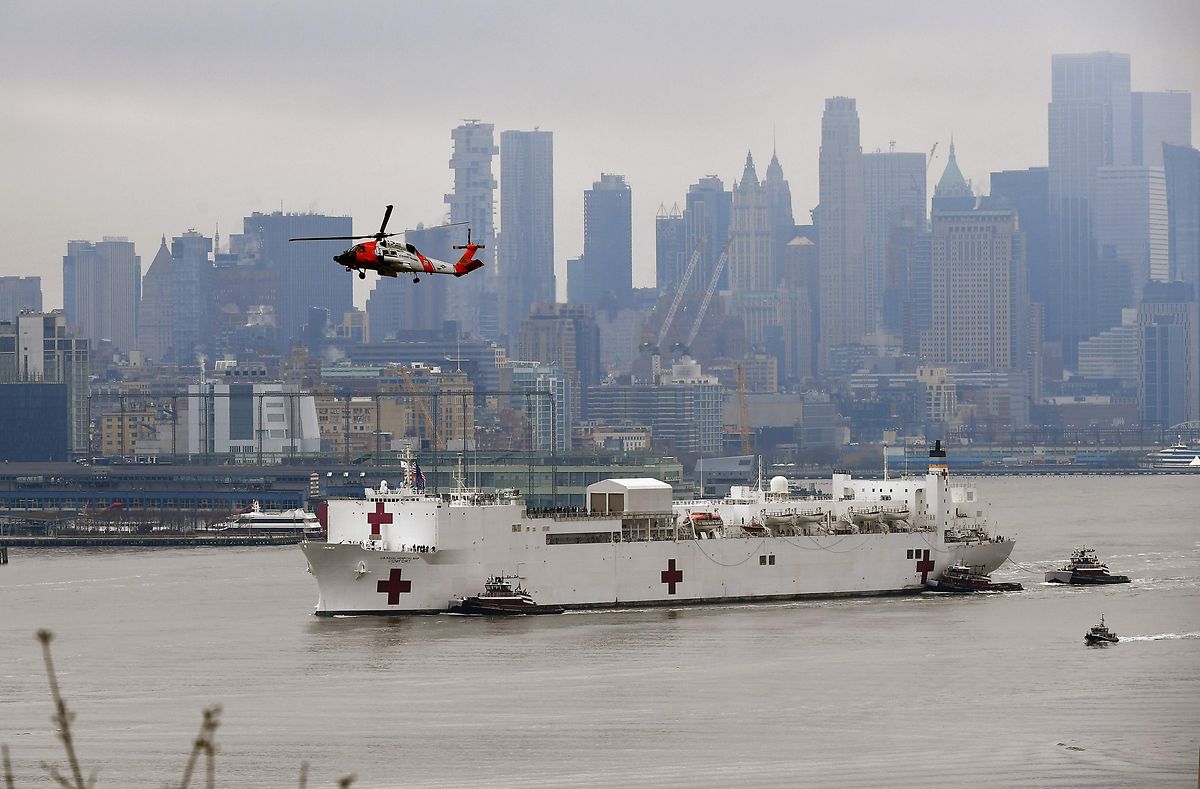 Maxime Chanot «voit de sa fenêtre le navire-hôpital sur la rivière Hudson, avec un ballet d'hélicoptères»