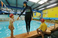 Die australische Schwimmlehrerin Fadila Chafic trägt einen Burkin-Badeanzug in einem Schwimmbad in Sydney.

