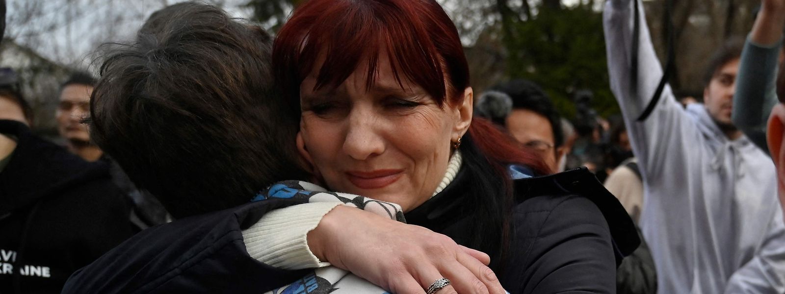 Inessa umarmt ihren Sohn Vitaly, der zusammen mit einem Dutzend weiterer Kinder aus russisch-kontrolliertem Gebiet zurück nach Kiew gebracht wurde.