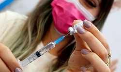 An Israeli health worker administers a dose of the Pfizer-BioNtech Covid-19 vaccine at Clalit Health Services, in a gymnasium in the central Israeli city of Hod Hasharon, on February 4, 2021. - Initial data from Israel's coronavirus vaccination campaign shows the Pfizer/BioNTech jab protects against serious illness, but it is not yet clear whether it slows transmissions or spells progress toward achieving herd immunity, experts say. The Jewish state is carrying out what is widely described as the world's fastest vaccination campaign per capita, watched closely by experts worldwide. (Photo by JACK GUEZ / AFP)