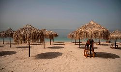TOPSHOT - This picture shows a beach a day before the official opening of beaches to the public, near Athens on May 15, 2020. - Greece said May 14 it will open 515 beaches strarting May 16 as a balmy weekend approaches, but apply strict social distancing measures owing to the coronavirus. (Photo by Angelos Tzortzinis / AFP)