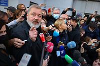 Russia's top independent newspaper Novaya Gazeta chief editor and the 2021 Nobel Peace Prize winner Dmitry Muratov meets with reporters outside the newspaper's office in Moscow on October 8, 2021. (Photo by Dimitar DILKOFF / AFP)