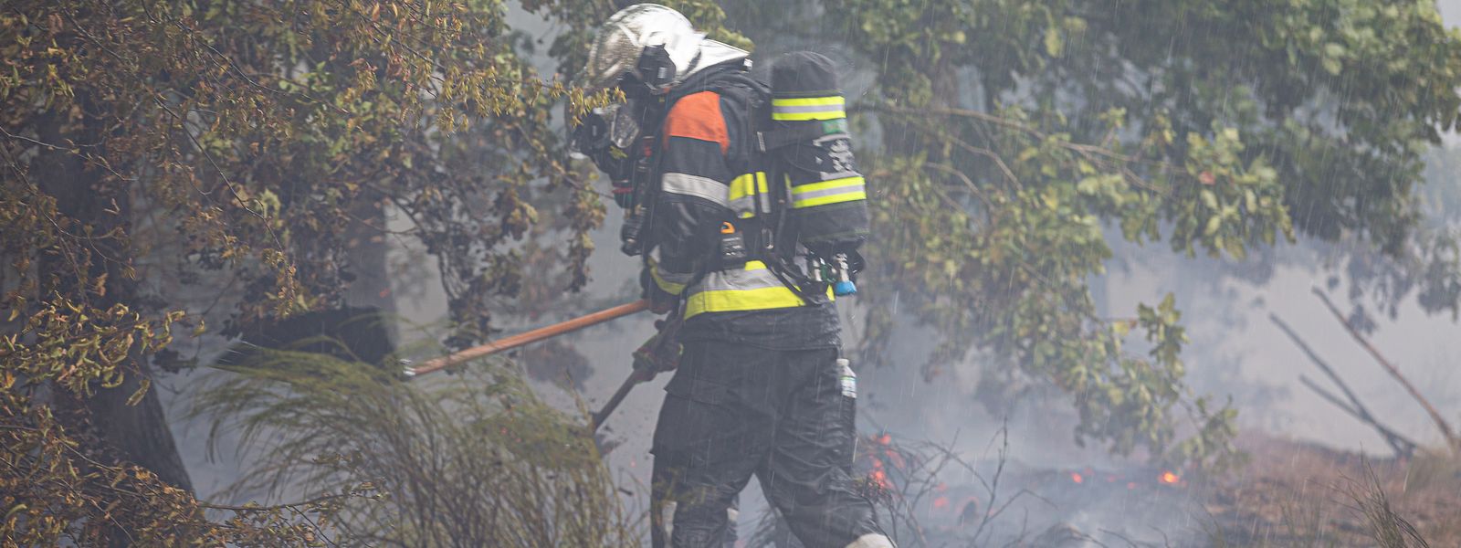 Beim Brand am Mittwoch in Boewen stellten Topographie, Wetter und Vegetation die Löschkräfte vor große Herausforderungen.