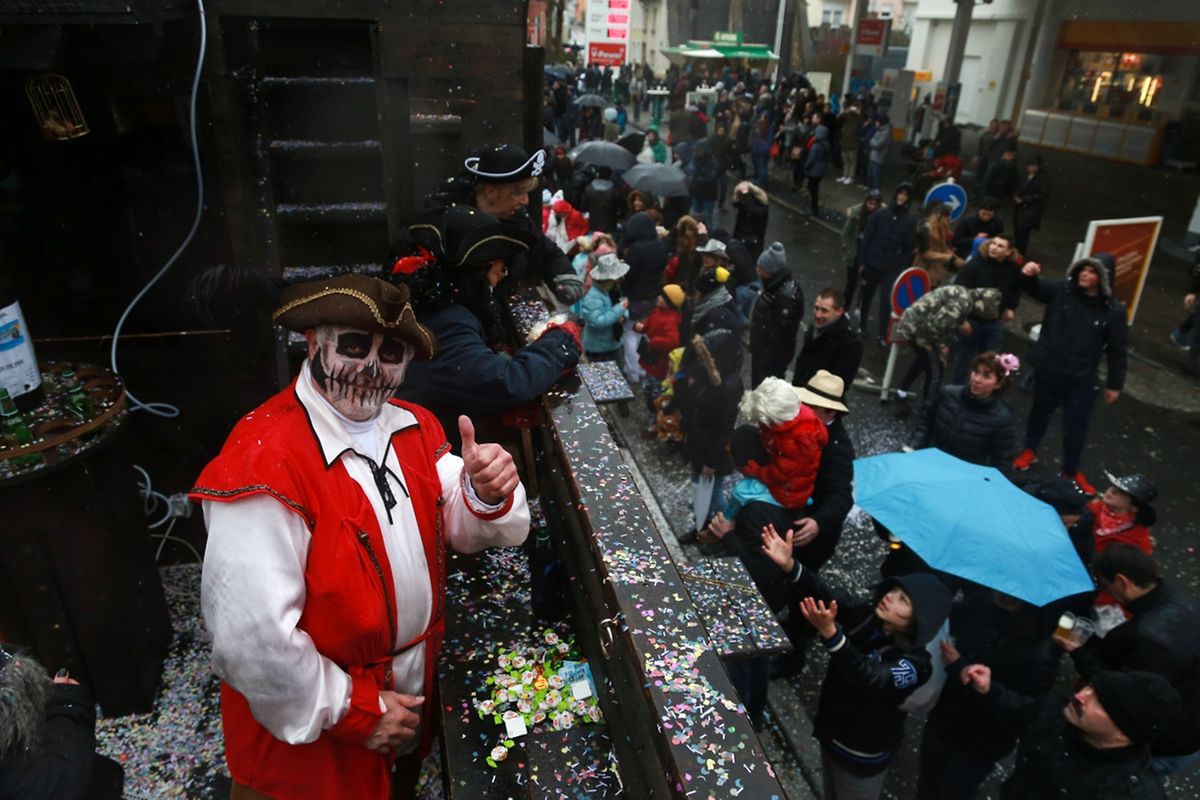 Auch in Petingen beim letzten Kavalkadenumzug des Jahres  feierten die Narren ausgelassen bis in die späten Abendstunden.