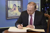 Russian President Vladimir Putin signs the guests' book as he visits an exhibition, dedicated to the 150th anniversary of artist Valentin Serov's birth, at the State Tretyakov Gallery in Moscow, Russia, January 18, 2016. REUTERS/Aleksey Nikolskyi/Sputnik/Kremlin ATTENTION EDITORS - THIS IMAGE HAS BEEN SUPPLIED BY A THIRD PARTY. IT IS DISTRIBUTED, EXACTLY AS RECEIVED BY REUTERS, AS A SERVICE TO CLIENTS.  