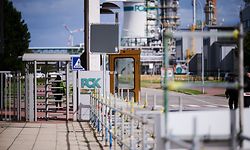 Zur Sicherung des Betriebs der PCK-Raffinerie im brandenburgischen Schwedt setzt die deutsche Regierung auf eine Treuhandlösung: Sie stellt die Mehrheitseigner unter Kontrolle der Bundesnetzagentur. 