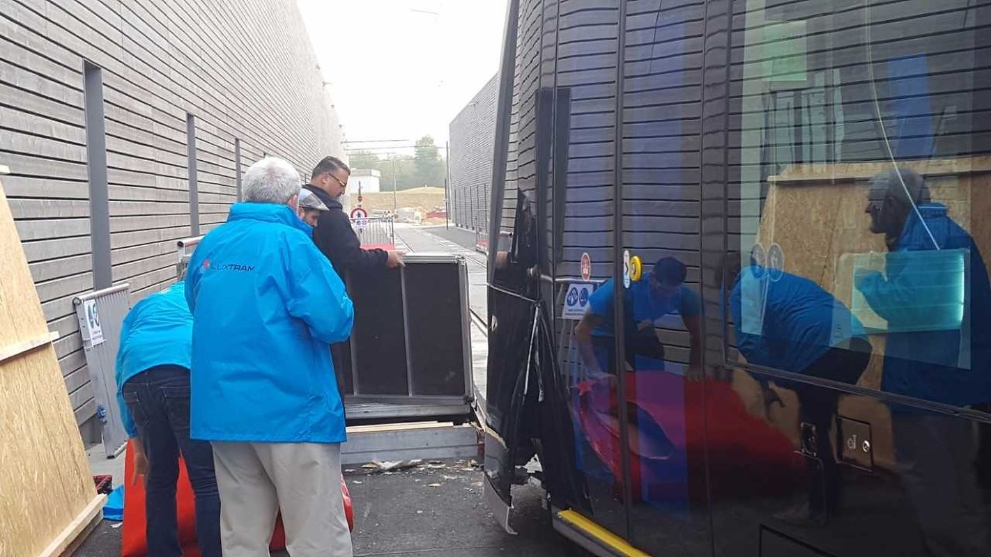 Unglück bei Jungfernfahrt: Tram bleibt am roten Teppich hängen.