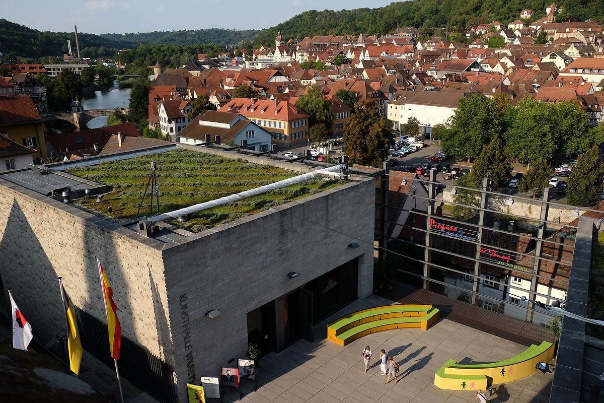 Am einen Ufer des Kocher liegt die Altstadt, am anderen Ufer eröffnete im Jahr 2001 die Kunsthalle Würth. Den dreigeschossigen Bau aus Stahlbeton verdankt die Stadt dem Industriellen Reinhold Würth. 