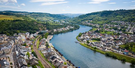 Person gerät in der Mosel in Not - Vimarsana News