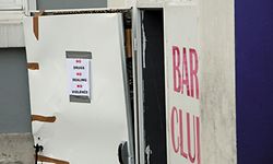 Kein Rauschgift, kein Drogenhandel, keine Gewalt: Dieses Schild ziert die Eingangstür einer der beiden betroffenen Bars.
