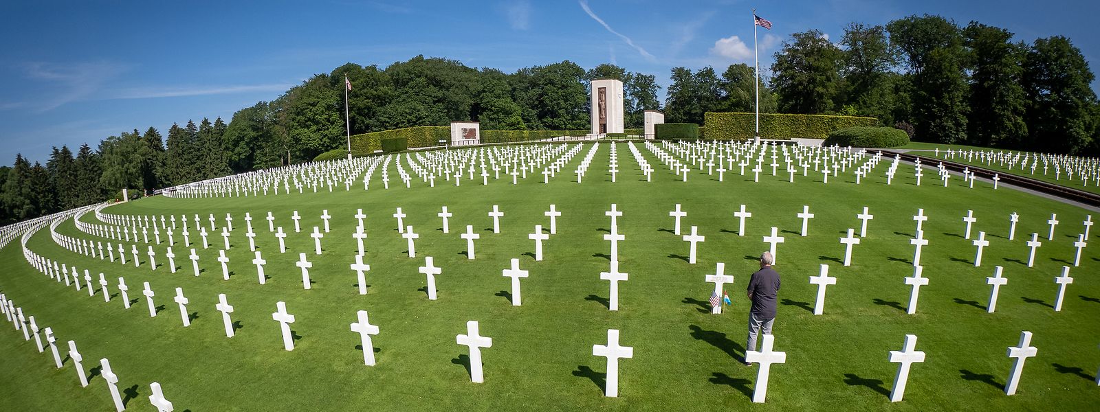 Fernand Weis gedenkt seines nicht mit ihm verwandten Namensvetters Philip an dessen Grab auf dem amerikanischen Militärfriedhof in Hamm.