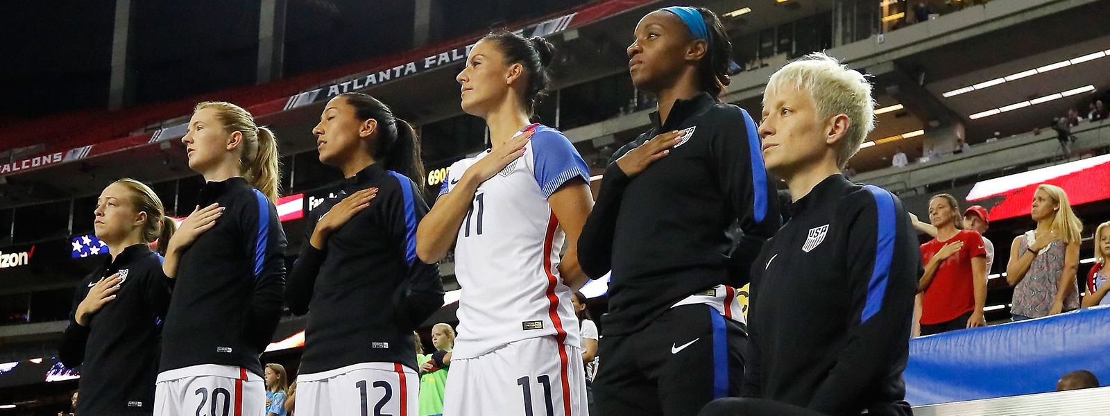 US-Kapitänin Megan Rapinoe (r.) kniet während der Nationalhymne.
