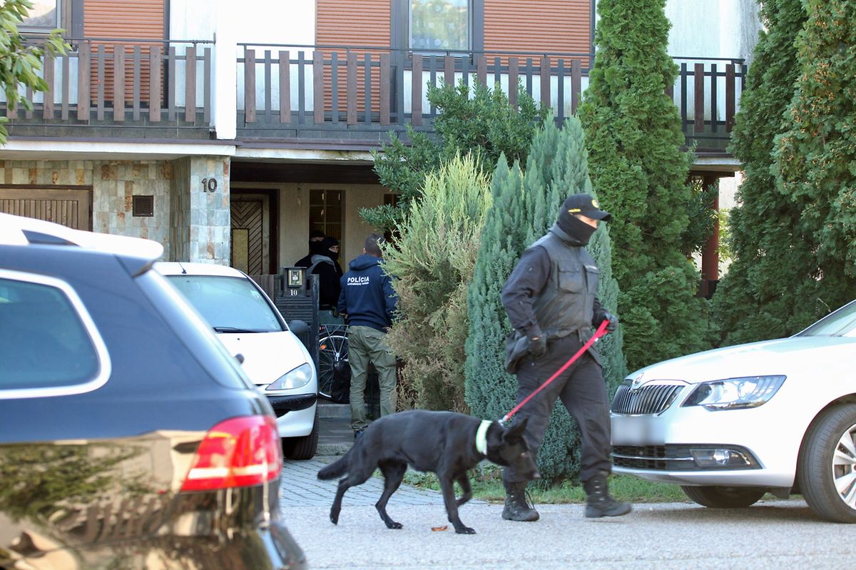 Ein Mitglied einer Spezialeinheit der Polizei vor dem Haus, in dem mehrere Verdächtige festgenommen wurden.