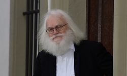 Michael Thielen verlässt am 05.12.2017 das Karl-Marx-Haus in Trier (Rheinland-Pfalz). Der 66-Jährige sieht Karl Marx erstaunlich ähnlich und ist seit längerem als Darsteller des im Jahre  1818 in Trier geborenen Philosophen und Politikers unterwegs, auch offiziell. Zum 200. Geburtstag von Marx in 2018 ist er in  Trier ein gefragter Mann. (zu dpa "Der doppelte Marx: Der Mann, der nicht nur aussieht wie Karl Marx" vom 13.12.2017) Foto: Harald Tittel/dpa +++(c) dpa - Bildfunk+++