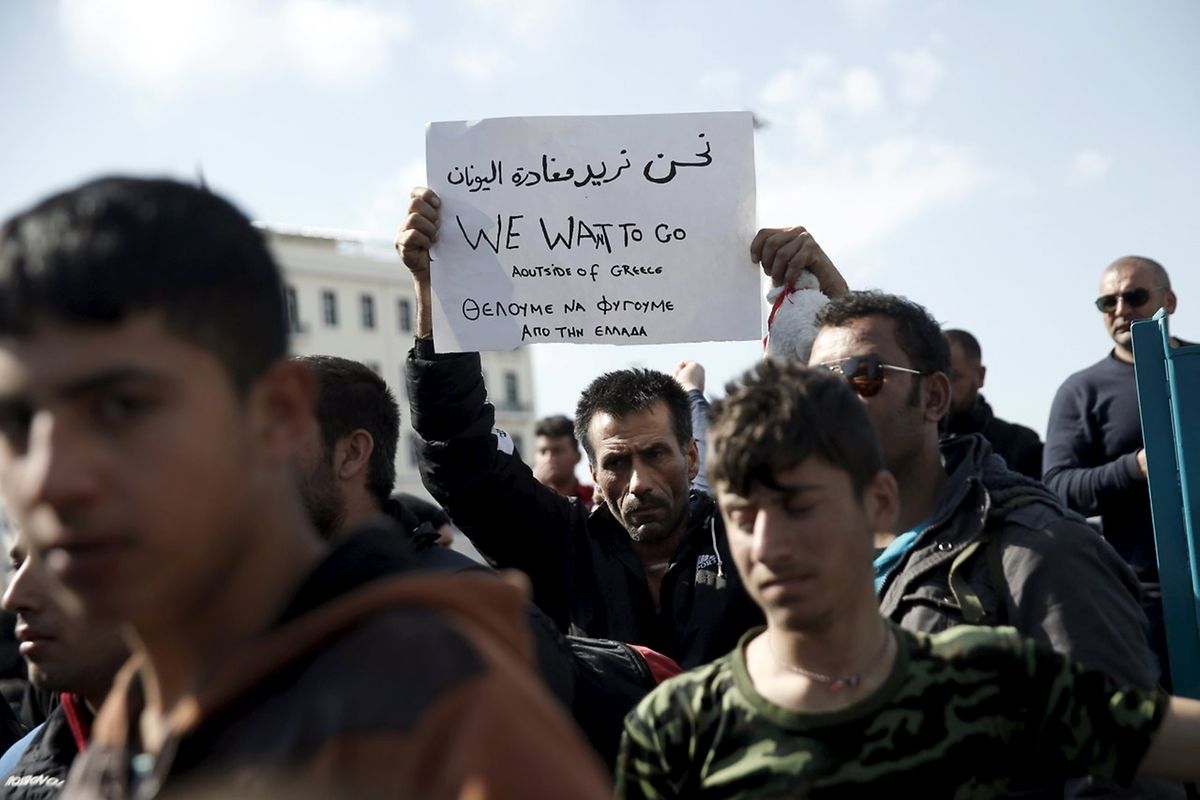 Gestrandete Flüchtlinge fordern in Piräus, Griechenland verlassen zu dürfen.