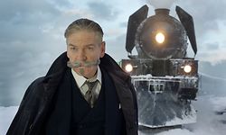 Kenneth Branagh não reparou que anda com um gato morto debaixo do nariz.