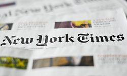 ARCHIV - 23.04.2014, Berlin: ILLUSTRATION - Verschiedene Ausgaben der Zeitung «New York Times» liegen auf einem Tisch. (zu dpa: "'New York Times' ehrt Corona-Opfer mit ungewöhnlicher Titelseite") Foto: Ole Spata/dpa +++ dpa-Bildfunk +++