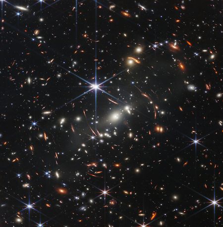 Das Bild, genannt «Webb's First Deep Field», das als erstes dieses Teleskops veröffentlicht wurde, deckt einen Himmelsausschnitt ab, der etwa so groß ist wie ein Sandkorn, das jemand auf dem Boden in der Hand hält - und enthüllt Tausende von Galaxien in einem winzigen Ausschnitt des riesigen Universums. 