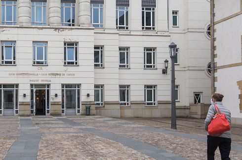 Nur vereinzelt treffen in der Cité judiciaire Menschen ein. Angeklagte und Zeugen werden zeitlich versetzt zu den Verhandlungen gerufen.