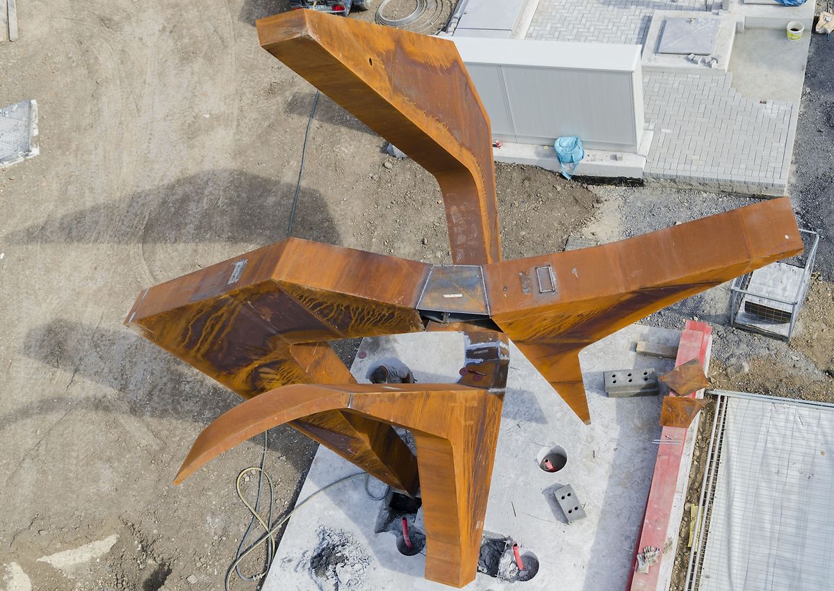 Der Sockel muss noch fertiggestellt werden. 