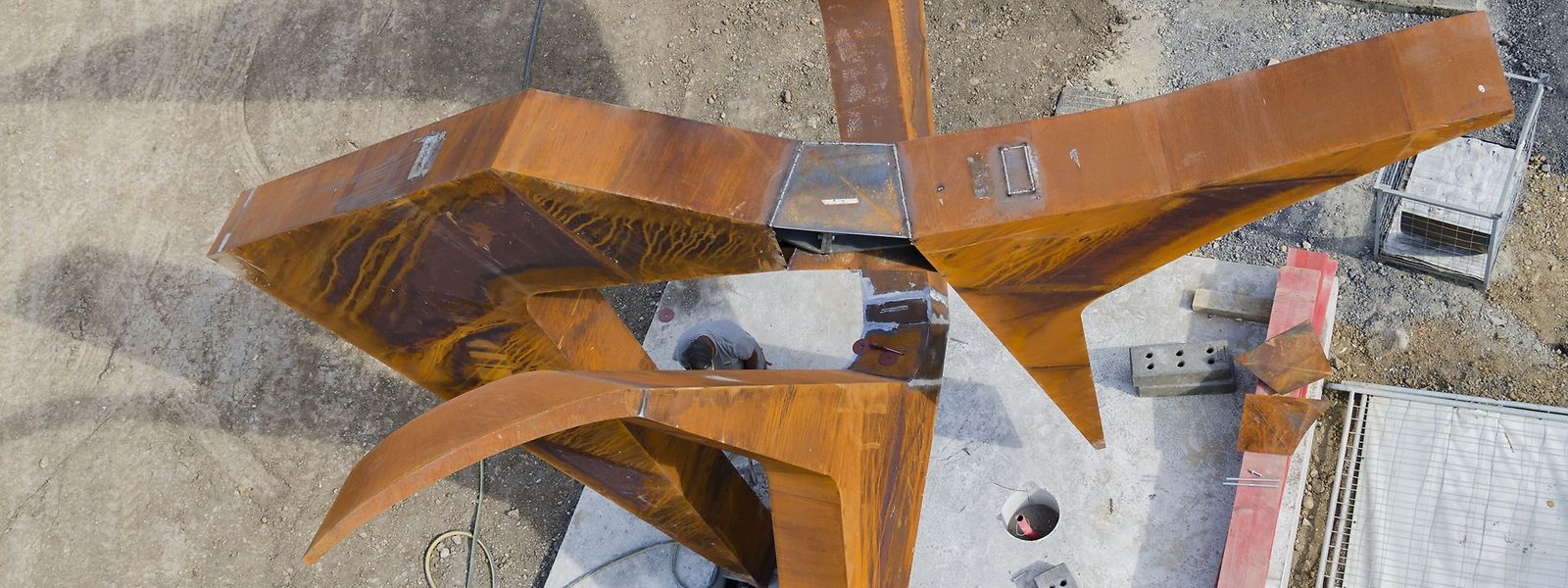 Die Statue, hier aus der Luftperspektive, ist sieben Meter hoch.