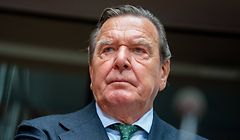 ARCHIV - 01.07.2020, Berlin: Gerhard Schröder (SPD), ehemaliger Bundeskanzler und Leiter Verwaltungsrat Nord Stream 2, wartet auf den Beginn der Anhörung im Wirtschaftsausschuss des Bundestags zum Pipeline-Projekt Nord Stream 2 im Sitzungssaal. Alt-Bundeskanzler Gerhard Schröder hat sich in Sachen Wurst zu Wort gemeldet. Er ärgert sich über die Abschaffung der berühmten VW-Currywurst in einer der Werkskantinen des Wolfsburger Autobauers. (Zu dpa "Altkanzler Schröder verärgert über Ende der VW-Currywurst in Kantine") Foto: Kay Nietfeld/dpa +++ dpa-Bildfunk +++