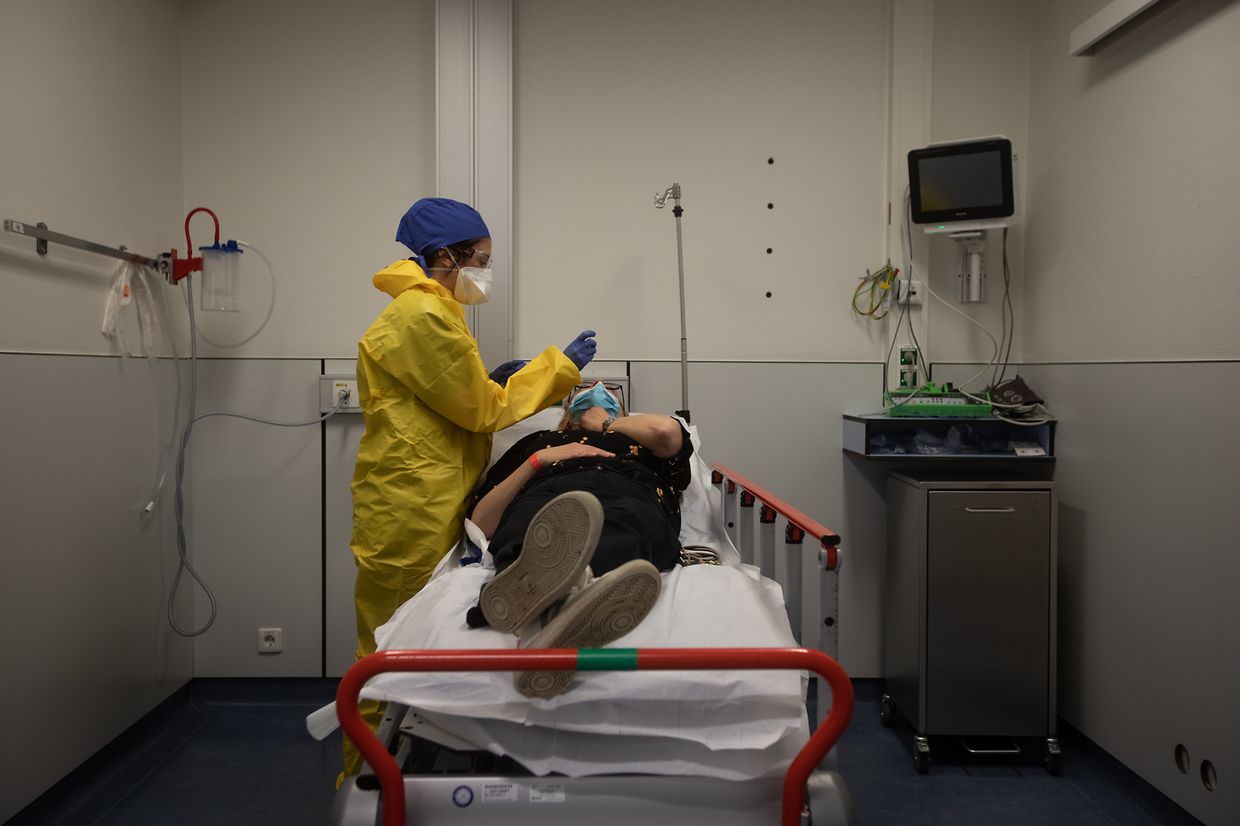 Au sein du service, médecins, aide-soignants et infirmiers sont équipés d'un matériel spécial.