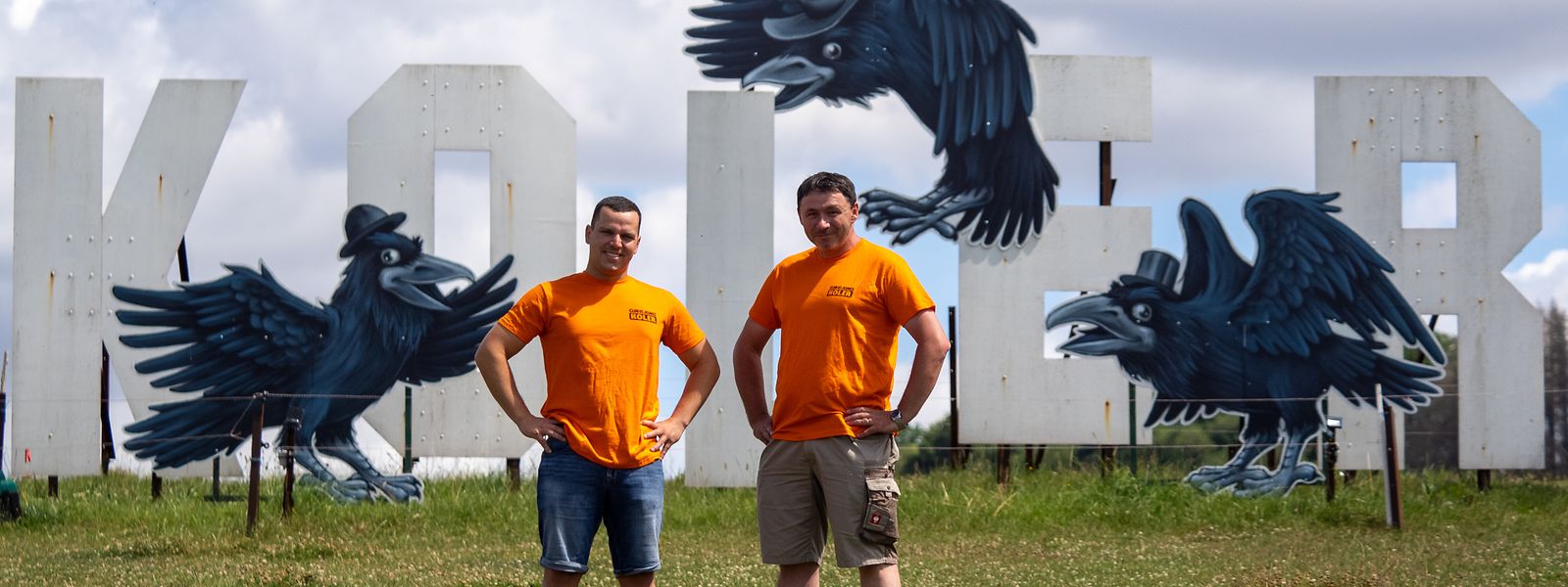Pol Jemming (links) und Claude Giersch stehen vor den drei Raben, die seit Februar die Großbuchstaben an den „Koler Hills“ schmücken.