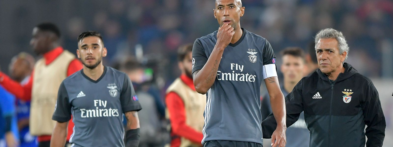 O Benfica sofreu uma pesada derrota na Suíça e vê a situação complicar-se na 'Champions' 