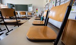 ARCHIV - 13.03.2020, Baden-Württemberg, Stuttgart: Stühle stehen im Klassenzimmer einer vierten Klasse einer Grundschule nach Schulschluss auf den Tischen. Wegen der Coronavirus-Pandemie schließt auch Baden-Württemberg von Dienstag an alle Schulen und Kindertagesstätten. (zu dpa: «Verband Bildung und Erziehung zur Umsetzung des Notfallplans an Schulen nach den Osterferien») Foto: Marijan Murat/dpa +++ dpa-Bildfunk +++