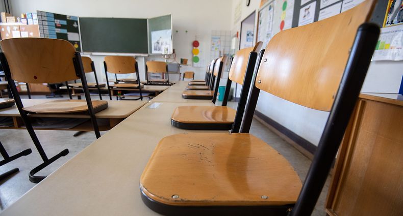 ARCHIV - 13.03.2020, Baden-Württemberg, Stuttgart: Stühle stehen im Klassenzimmer einer vierten Klasse einer Grundschule nach Schulschluss auf den Tischen. Wegen der Coronavirus-Pandemie schließt auch Baden-Württemberg von Dienstag an alle Schulen und Kindertagesstätten. (zu dpa: «Verband Bildung und Erziehung zur Umsetzung des Notfallplans an Schulen nach den Osterferien») Foto: Marijan Murat/dpa +++ dpa-Bildfunk +++