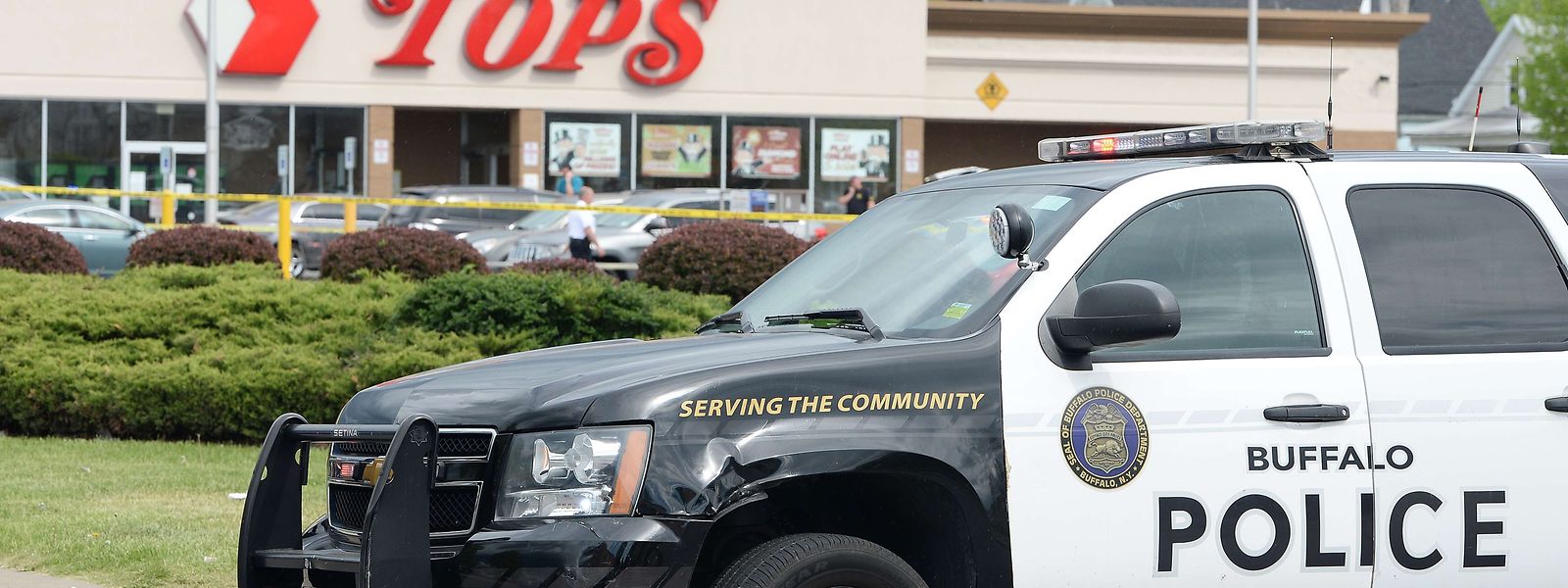 Ein 18-jähriger Weißer hat in der Stadt Buffalo das Feuer in einem vor allem von Schwarzen besuchten Supermarkt eröffnet und zehn Menschen getötet.