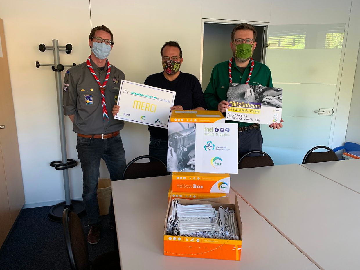 Maskenübergabe bei der Wunnengshëllef.